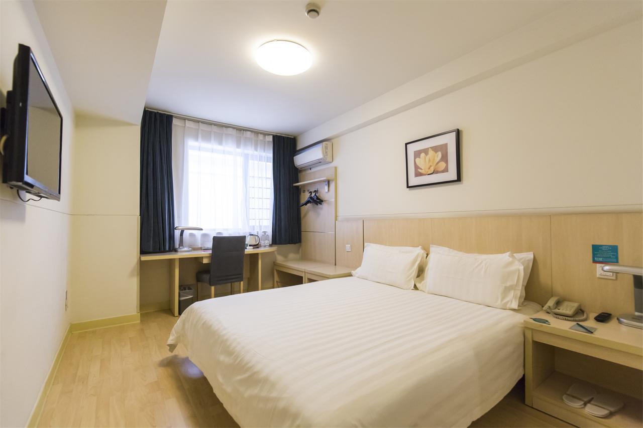 Jingjiang Baoshan Shengqiao Hotel