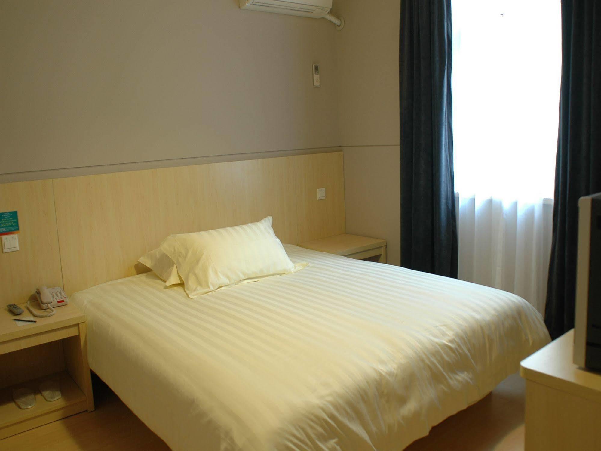 Jingjiang Baoshan Shengqiao Hotel 3*